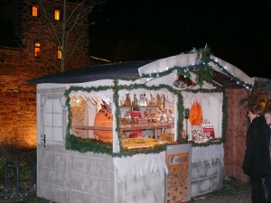 GoldLand-Stand vor der romantischen Wasserburg